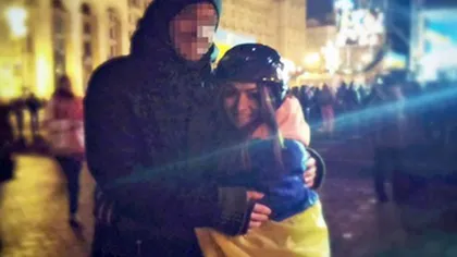 Imaginile care fac înconjurul lumii: Sexy-protestatara de la Kiev care s-a îndrăgostit de scutier