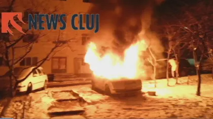 Incendiu cu iz de răzbunare. Maşina unui jurnalist a fost incendiată în parcare VIDEO