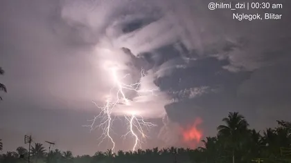 Vulcanul Kelut a ERUPT: Indonezia, ACOPERITĂ de o ploaie de cenuşă, nisip şi pietre
