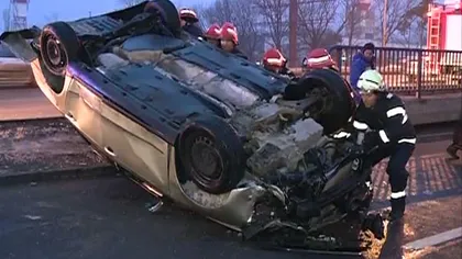 Accident spectaculos pe DN1, la ieşirea din Bucureşti: Un şofer a scăpat după ce s-a răsturnat cu maşina