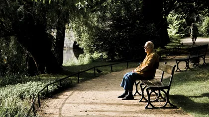 La ce RISCURI se expun persoanele vârstnice care stau prea mult în poziţia şezând