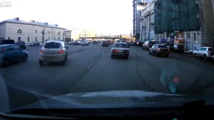 Cum să parchezi ca în Moscova: Nu încercaţi aşa ceva pe stradă VIDEO