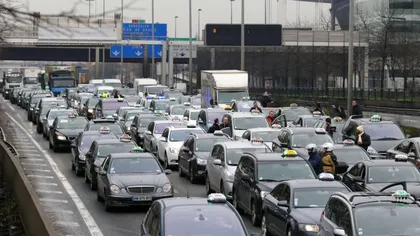 Taximetriştii din Paris fac GREVĂ din cauza CONCURENŢEI NELOIALE