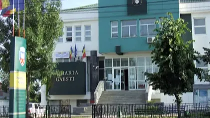 Investiţie INUTILĂ: Primarul unei comune din Dâmboviţa vrea să monteze LIFT în primăria cu UN ETAJ