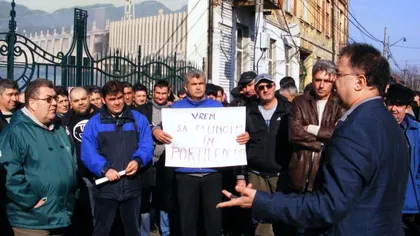 Angajaţii de la Hidroserv Porţile de Fier protestează în faţa sediului sucursalei