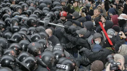 CRIZA DIN UCRAINA: Manifestanţii evacuează clădirea primăriei Kievului