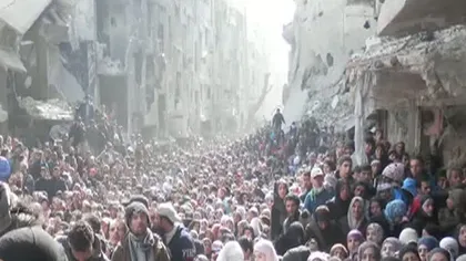 Criza siriană, la cote ALARMANTE. Imaginea virală cu MII de oameni aşteptând un pachet cu mâncare VIDEO