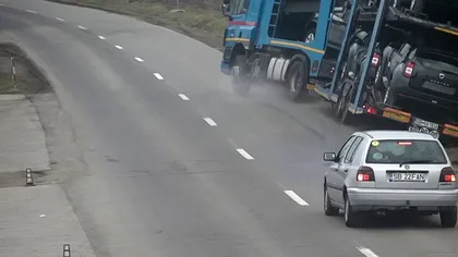 Un TIR cu dacii s-a răsturnat la Sibiu. Spectaculosul accident a fost surprins de camere VIDEO