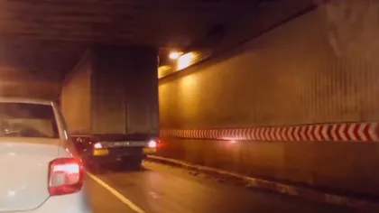 INCREDIBIL: Un şofer a rămas cu TIR-ul ÎNŢEPENIT în Pasajul Unirii din Capitală VIDEO
