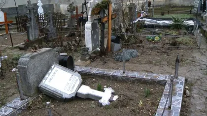 Dezastru într-un cimitir din Dâmboviţa. Zeci de morminte au fost profanate FOTO