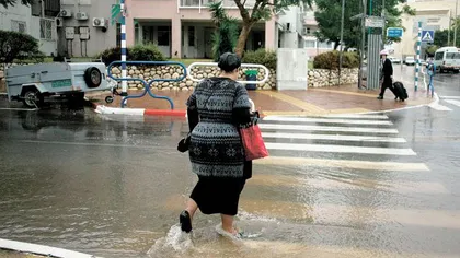 Ai grijă când traversezi o stradă inundată ca să nu o păteşti ca această femeie VIDEO