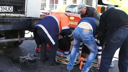 Accident teribil de muncă: Un muncitor a fost călcat chiar de utilitara cu care uda spaţiile verzi VIDEO