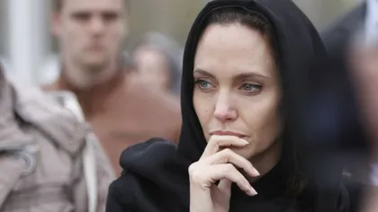 Angelina Jolie, cu ochii în lacrimi, în timpul unei misiuni umanitare în Sarajevo VIDEO