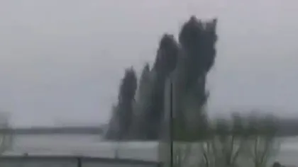 Cum sparg chinezii podurile de gheaţă de pe râuri folosind avioane de luptă VIDEO