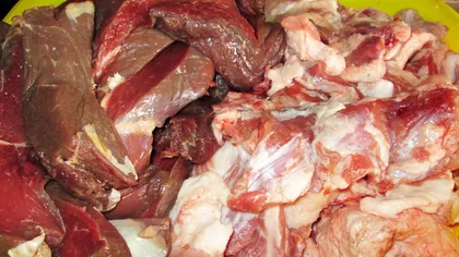 O NOUĂ ALERTĂ. Tone de carne de porc EXPIRATĂ, descoperite într-un depozit frigorific din Braşov