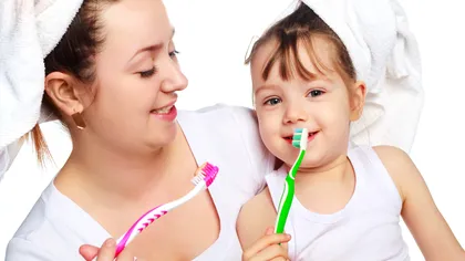 De la ce vârstă trebuie să se spele COPIII pe dinţi? Cum alegem PASTA şi PERIUŢA pentru micuţi