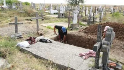 MACABRU: Morţii dintr-o localitate ieşeană, dezgropaţi şi aruncaţi în râpe