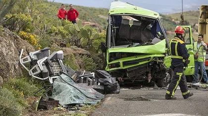 Accident grav de autocar: un mort şi mai mulţi răniţi