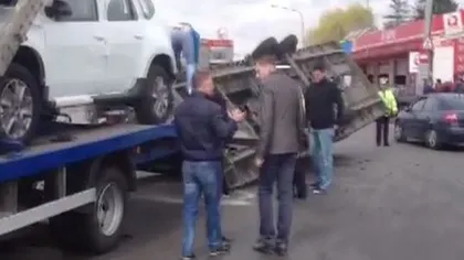 Accident spectaculos în Piteşti. Un trailer ce transporta maşini Dacia Duster s-a răsturnat VIDEO