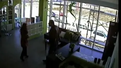 Imagini şocante surprinse de o cameră. O femeie este bătută cu bestialitate şi nimeni nu intervine VIDEO