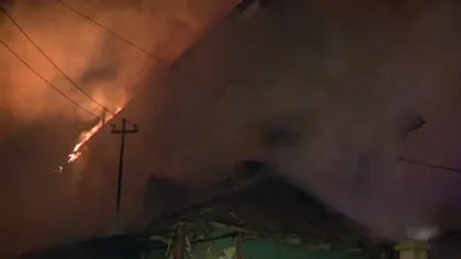 Incendiu DEVASTATOR în Capitală. Şase case au luat foc, iar o persoană a ajuns la spital cu arsuri