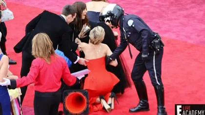 Oscar 2014: Moment amuzant la premiile Academiei. Vezi ce actriţă a căzut în genunchi pe covorul roşu FOTO