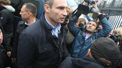 A dat pumni, dar a încasat OUĂ: Vitali Kliciko a avut un debut de campanie electorală FURTUNOS VIDEO