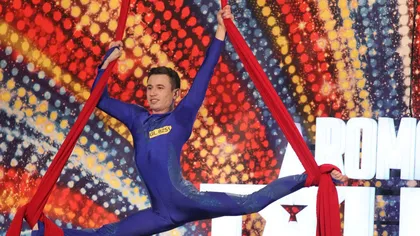 Românii au talent: Marian Sas, acrobatul care face spectacol doar cu nişte eşarfe roşii