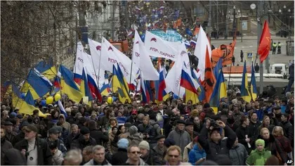 UCRAINA: Mii de ruşi au protestat la Moscova faţă de INTERVENŢIA RUSIEI în CRIMEEA