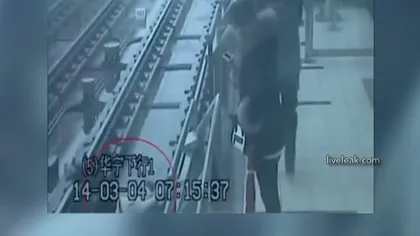 O femeie, la un pas de a fi călcată de metrou, după ce a leşinat şi a căzut pe şine VIDEO