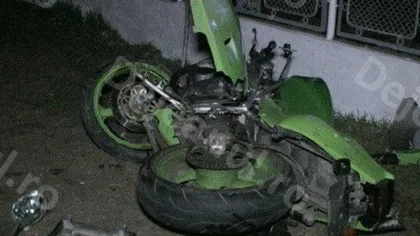 Tânăr în spital, după ce a intrat cu motocicleta într-un stâlp