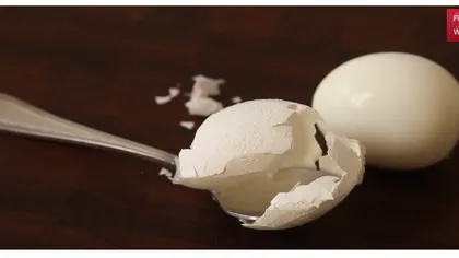 TRUCURI UTILE pentru bucătărie. Cum să cojeşti PERFECT un ou fiert, în câteva SECUNDE. VIDEO