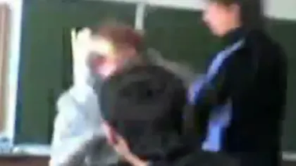 VIDEO ŞOCANT: Profesoară agresată în clasă de elevi într-o şcoală din Ilfov