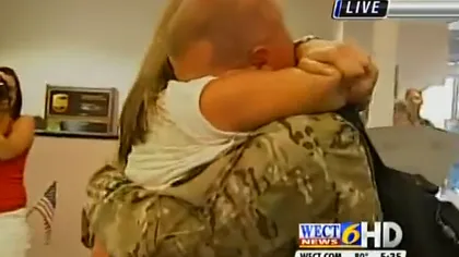 Un soldat s-a întors din Afganistan şi a avut ŞOCUL vieţii când şi-a văzut soţia VIDEO