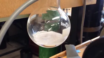 FASCINANT: Cum arată lichidul care FIERBE, ÎNGHEAŢĂ şi SE EVAPORĂ în acelaşi timp VIDEO