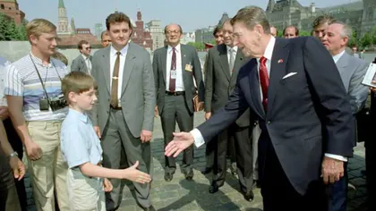 Fotografia care face înconjurul lumii: Putin, agent sub acoperire la o vizită a lui Ronald Reagan?