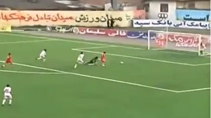 FAZA SĂPTĂMÂNII: Un fotbalist aflat la încălzire a împiedicat marcarea unui gol VIDEO