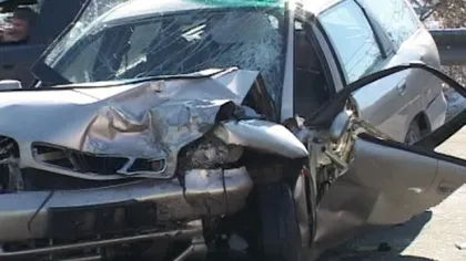 Tragedie în faţa unei şcoli din Neamţ: Două eleve au fost LOVITE de maşină