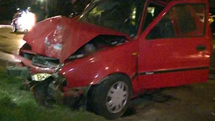 Accident grav în Capitală: Trei tineri în stare gravă la spital după ce maşina a intrat într-un pom