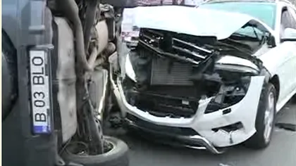 Accident SPECTACULOS în Capitală. Două maşini s-au ciocnit violent, iar una s-a răsturnat VIDEO