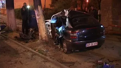 Accident teribil în Arad: Un şofer a murit după ce a pierdut controlul volanului şi s-a oprit într-un copac