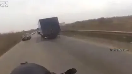 Scene incredibile cu un motociclist teribilist: Ce a păţit în timp ce depăşea neregulamentar o coloană VIDEO