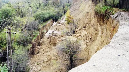 Alunecări de teren în Dâmboviţa. Cinci DRUMURI JUDEŢENE sunt afectate