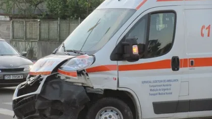 O ambulanţă, implicată într-un ACCIDENT GRAV pe Dealul Negru din Vâlcea. Pacientul a murit