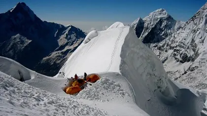 Doi alpinişti români, plecaţi în expediţie în Himalaya, salvaţi cu elicopterul