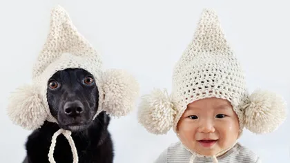 O mămică şi-a fotografiat bebeluşul alături de câinele familiei, în ipostaze adorabile FOTO
