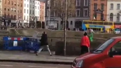 Bătaie cu scaune în plină stradă, printre trecători: Doi bărbaţi au fost filmaţi în timpul altercaţiei VIDEO