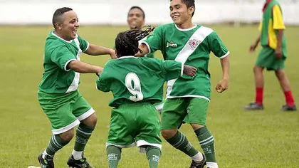 Curiozităţile fotbalului. O echipă de adulţi joacă doar împotriva femeilor şi copiilor VIDEO