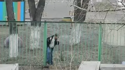 Cum încearcă un beţiv să treacă de un gard VIDEO