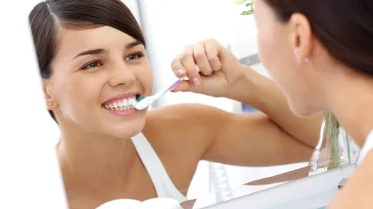Sănătate orală: Când trebuie să schimbăm periuţa şi cum alegem pasta de dinţi